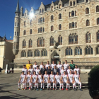 Jugadores, entrenador y directivos de la Cultural posan ante Botines.