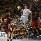 Mikel Aguirrezabalaga se eleva sobre Sorhaindo en el último partido ante el Barcelona.