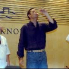 Iñaki Urdangarín, acompañado por el ginecólogo Manuel García Valdecasas  y el pediatra Jaime Pérez