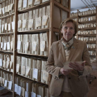 Lilianne Dhalman, presidenta de la Fundación Casa Medina-Sidonia, en uno de las salas de la valiosa biblioteca