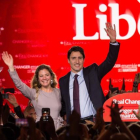 El líder del Partido Liberal de Canadá, Justin Trudeau, y su mujer, Sophie, saluda a su electorado, en Montreal, este martes.