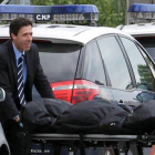 Momento en el que los servicios de la funeraria se llevan de la residencia de ancianos el cuerpo del presunto homicida.