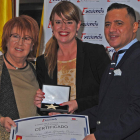 Rosa Villacastín entrega el premio a Ruth González.