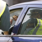 Un agente de la Guardia Civil realiza un control de alcoholemia a un conductor