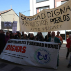 La plataforma Pro Sanidad de Astorga se manifestó a las puertas del centro de salud. RAMIRO