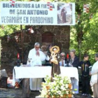 El párroco Florencio oficia la misa junto a los restos de la antigua ermita.