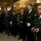 Carlos Vázquez (derecha), junto a otros galardonados con la orden al mérito policial