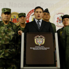 El ministro de defensa colombiano, Juan Carlos Pinzón, confirma la muerte de Gullermo León.