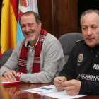 Aníbal Merayo y el subinspector Aquilino Borraz, ayer en el Ayuntamiento.