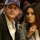 Ashton Kutcher y Mila Kunis, el pasado marzo, durante un partido de los Lakers.