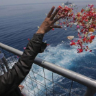 Un familiar de una de las víctimas del accidente del avión de Lion Air lanza flores en las proximidades del lugar donde se produjo el siniestro, en Indonesia.