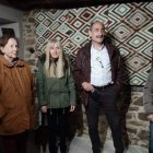 Nati Villoldo, la pedánea Tina Fernández, el alcalde de Truchas, Francisco Simón y otra vecina. DL