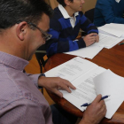 El concejal Pedro Llamas estudia unos papeles durante una reunión en el Ayuntamiento