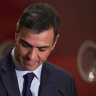 Pedro Sánchez, en la capilla ardiente del líder sindicalista Nicolás Redondo. BORJA SÁNCHEZ TRILLO