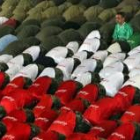 Soldados de la armada iraní rezan durante la ceremonia de la oración del pasado viernes