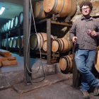 Ricardo Pérez Palacios, en la foto, evalúala evoluciónde los vinosdel 2012 enlas barricasde su bodegaen Villafranca.