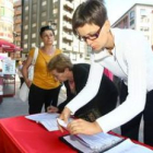El sindicato recogió firmas ayer en la céntrica plaza de Lazúrtegui.