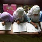 Imagen de archivo de cuatro niñas musulmanas leyendo el Corán en la escuela en India, en julio del 2013.