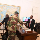 Mugabe, ayer, con miembros de las Fuerzas de Defensa de Zimbabue.