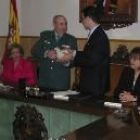 El alcalde da al teniente de la Guardia Civil una réplica del Ayuntamiento