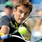 Robredo devuelve una pelota al ruso Mikhail Youzhny.
