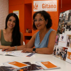 Selene de la Fuente, técnica de Igualdad, e Irene Velada, coordinadora provincial, presentan el informe de la Fundación Secretariado Gitano.. FERNANDO OTERO