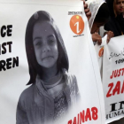 Un manifestante sostiene una pancarta en la que se lee Que pare la violencia contra los niños, durante una protesta, en Karachi, en reacción a la violación y asesinato de la menor de Kasur, el 11 de enero.