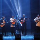 Los miembros de Los Panchos y Café Quijano, juntos sobre el escenario del Auditorio.