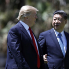 Xi Jinping habla con Trump durante la cumbre que mantuvieron en Mar-a-Lago (Florida).