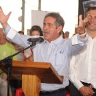 Miguel Ángel Revilla besó la bandera, cató la sidra y alabó el buen sabor de los embutidos de la comarca.