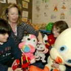 Un momento de juego entre una madre y un hijo incluidos en este programa pionero