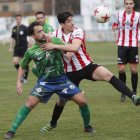 Javi Amor pugna con un defensor zamorano para hacerse con el balón. JESÚS F. SALVADORES