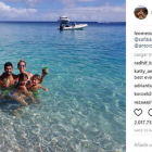 Messi y Suárez, con sus respectivas familias en Barbuda.