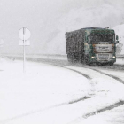 Un camión circula por la autopista a Asturias