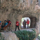 Imagen de un grupo de senderistas realizando la Ruta del Cares. LARRY