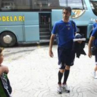 El plantel berciano a su llegada al hotel en Linares, alentado por dos aficionados del máximo rival