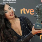 Sílvia Pérez Cruz, con el Goya a la Mejor canción original, en la película 'Cerca de tu casa'.