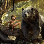 Mowgli y Baloo, en un fotograma de 'El libro de la selva', de Jon Favreau: una estética que se utilizará en el 'remake' de 'El rey león'.