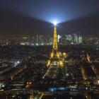 La Torre Eiffel iluminada, la noche del 24 de febrero.