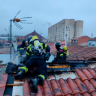 Bomberos de León en el incendio de una vivienda en el barrio de Pinilla. AYUNTAMIENTO DE LEÓN