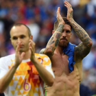 Iniesta y Sergio Ramos, tras caer eliminados de la Eurocopa frente a Italia. GEORGI LICOVSKI