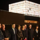 Miembros de las Cortes con el edificio iluminado.
