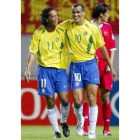 Rivaldo es felicitado por un compañero tras lograr el segundo gol de Brasil