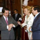 José María Aznar conversa con Luisa Fernanda Rudi y Juan José Lucas a su llegada al Congreso