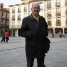 Julián León posa en la plaza Mayor de Astorga.