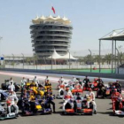 Los pilotos que forman la parrilla de la temporada 2010 posan en el Circuito de Bahrein.