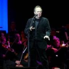 Un instante del concierto que Joan Manuel Serrat ofreció anoche en el León Arena