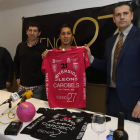 Luciana Mendoza, con la camiseta del Cleba, junto al presidente Óscar Andrés durante la presentación en el Vía Principalis