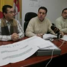 El alcalde de Cacabelos -en el centro- explicó ayer por la mañana los pormenores del nuevo proyecto