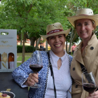 Dos mujeres degustando los vinos de la DO León en la última feria celebrada en 2019. MEDINA